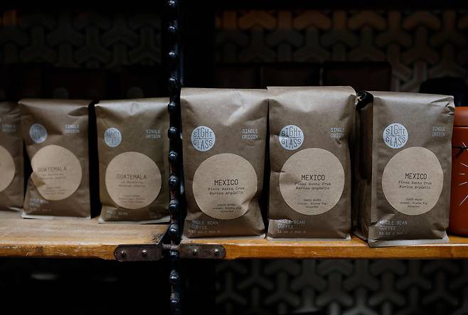 미국 한 상점에 커피들이 진열된 모습. /AFP 연합뉴스