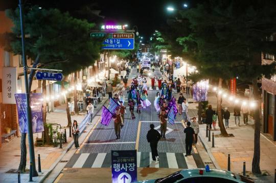 공주시는 오는 3일 감영길 일원에서 '2025 공주 페스티벌'을 개최하며 2025년 야간관광 특화도시 조성사업의 본격적인 시작을 알린다. 지나해 사진