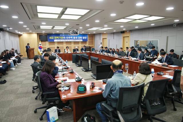 1일 국회 의원회관에서 열린 ‘차기 정부 국가개혁과제 긴급 토론회’에서 참석자들이 발언을 하고 있다. 추미애 의원실 제공