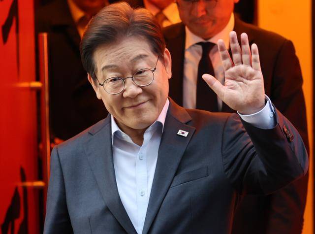 이재명 더불어민주당 대선 후보가 1일 서울 종로구 식당에서 배달라이더, 택배기사 등 비전형 노동자들과 '당신의 하루를 만드는, 보이지 않는 영웅들'이란 주제로 간담회를 가진 뒤 손인사를 하고 있다. 뉴스1