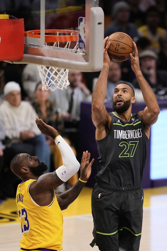 <yonhap photo-2858=""> Minnesota Timberwolves center Rudy Gobert (27) shoots over Los Angeles Lakers forward LeBron James (23) during the first half in Game 5 of an NBA basketball first-round playoff series Wednesday, April 30, 2025, in Los Angeles. (AP Photo/Mark J. Terrill)/2025-05-01 11:22:57/ <저작권자 ⓒ 1980-2025 ㈜연합뉴스. 무단 전재 재배포 금지, AI 학습 및 활용 금지></yonhap>