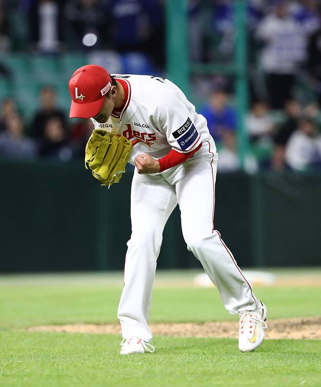 지난달 30일 인천 삼성 라이온즈전 11회 초에서 실점 위기를 넘기고 포효하는 SSG 김건우. SSG 제공