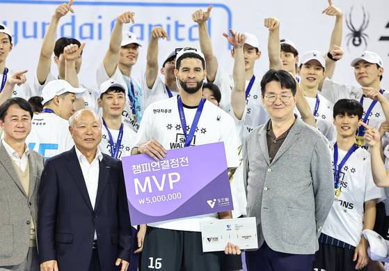 (인천=뉴스1) 김도우 기자 = 5일 인천 계양체육관에서 열린 프로배구 '2024-2025 도드람 V리그' 남자부 챔피언결정전 3차전 현대캐피탈과 대한항공의 경기, 현대캐피탈 레오가 챔피언결정전 MVP로 선정 후 기념촬영 하고 있다. 2025.4.5/뉴스1