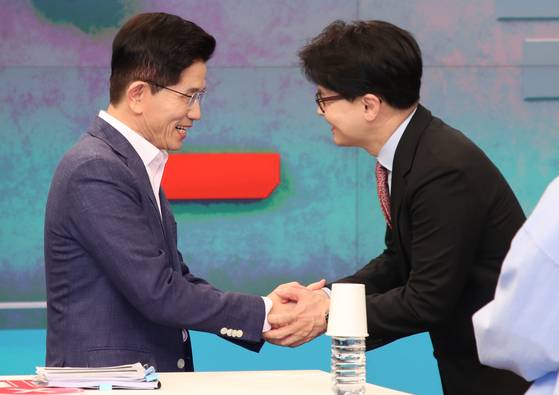 국민의힘 김문수(왼쪽), 한동훈 대선 경선 후보가 30일 오후 서울 중구 TV조선에서 열린 제21대 대통령 후보자 결승 토론회에 앞서 인사하고 있다. 뉴스1