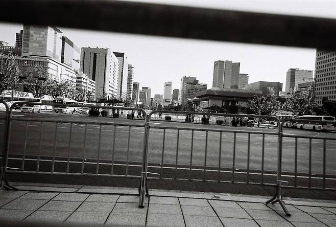 가끔 사람이 없는 광장을 마주치면 어릴 때 기억이 되살아난다. 기억은 우연찮은 순간 폐부를 찌른다. 5월18일은 어떤 기억으로 남아야 할까. ⓒ레나