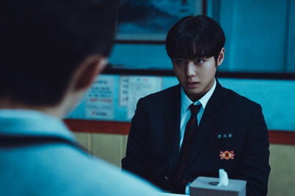 Park Ji-hoon as Si-eun in "Weak Hero: Class 2" (Netflix)