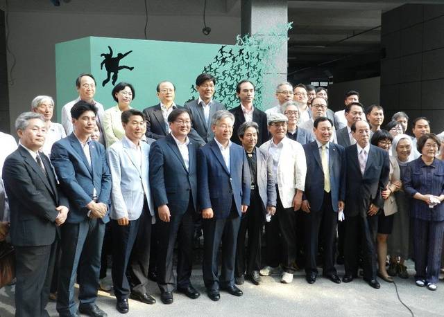 2013년 주민교회에서 열린 6·10 항쟁 기념비 제막식 참석 사진. 주민교회 제공