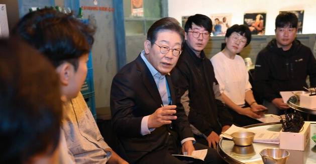 더불어민주당 이재명 대선 후보가 1일 서울 종로구의 한 포차 식당에서 '당신의 하루를 만드는, 보이지 않는 영웅들'이란 주제로 배달 라이더, 택배 기사 등 비(非)전형 노동자들과 간담회를 하고 있다. 연합뉴스