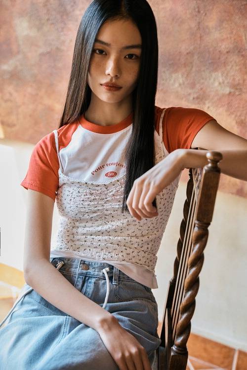 이랜드 미쏘의 티셔츠와 뷔스티에 레이어드 스타일. 이랜드월드