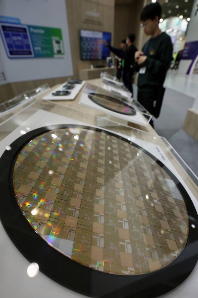 23일 서울 강남구 코엑스에서 열린 ‘제26회 반도체대전(SEDEX)’에 반도체 웨이퍼가 진열돼 있다. 이번 전시는 'AI 반도체와 최첨단 패키지 기술의 융합'이라는 주제로 이날 부터 오는 25일까지 진행된다. 사진은 기사와 연관 없음. /사진=뉴스1.