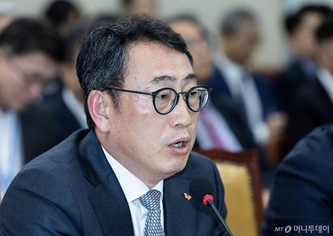 유영상 SK텔레콤 대표이사가 지난달 30일 오전 서울 여의도 국회 과학기술정보방송통신위원회에서 열린 YTN 등 방송·통신 분야 청문회에서 의원 질의에 답변하고 있다. /사진=뉴시스