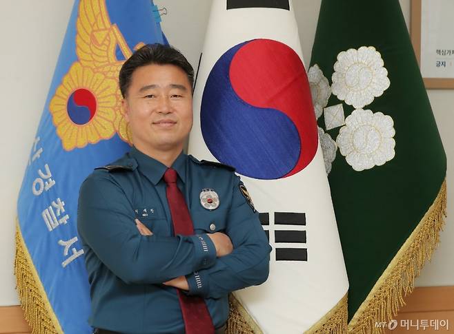 지난 16일 오후 서울 용산구 용산경찰서에서 서재찬 용산경찰서장이 포즈를 취하고 있다. /사진=이기범 기자.