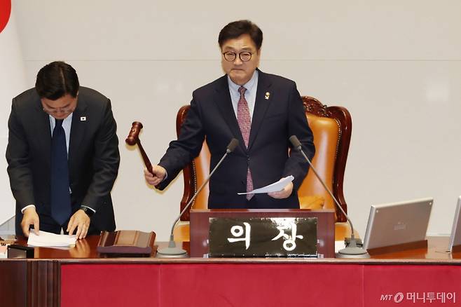 우원식 국회의장이 1일 오후 서울 여의도 국회에서 열린 본회의에서 최상목 경제부총리 겸 기획재정부장관의 사표 재가로 최 부총리 탄핵소추안 투표중지 및 투표 불성립을 선언하고 있다. 2025.5.1/뉴스1 Copyright (C) 뉴스1. All rights reserved. 무단 전재 및 재배포, AI학습 이용 금지.