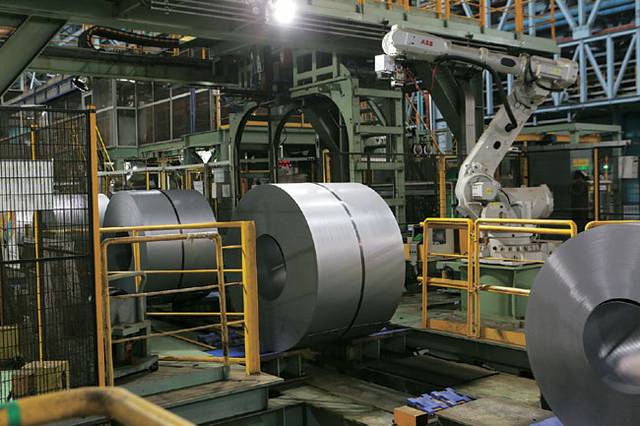 지난달 9일 전남 광양 포스코 광양제철소 5용융아연도금강판공장(CGL) 내 한 작업대에서 전처리-소둔-합금화-조질압연-후처리 공정 등을 거쳐 제작된 자동차용 강판이 나오고 있다. 포스코 제공