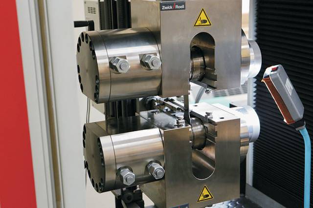 포스코 광양제철소 자동차소재연구소에서 인장강도 실험이 진행되는 모습. 포스코 제공