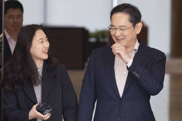 일본 출장을 마친 이재용 삼성전자 회장이 지난달 9일 강서구 서울김포비즈니스항공센터(SGBAC)를 통해 귀국하고 있다. 연합뉴스