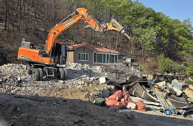 경북 안동시가 산불 피해 주택 철거 작업에 속도를 내고 있다.(안동시 제공)