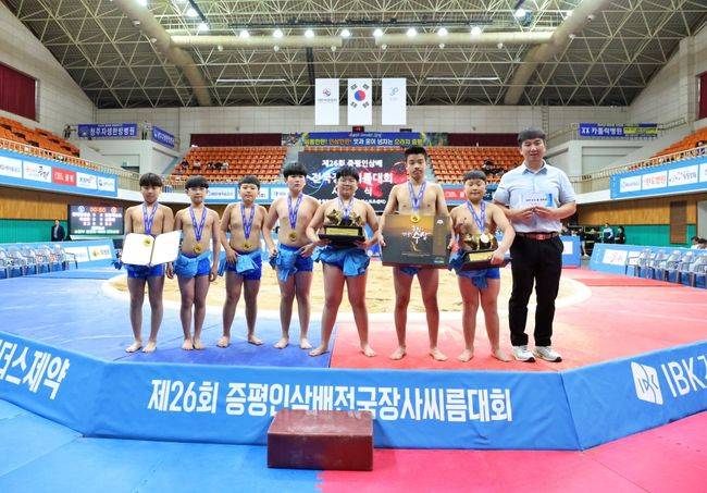 강원 원통초가 창단 후 처음으로 우승의 기쁨을 만끽했다. / 대한씨름협회