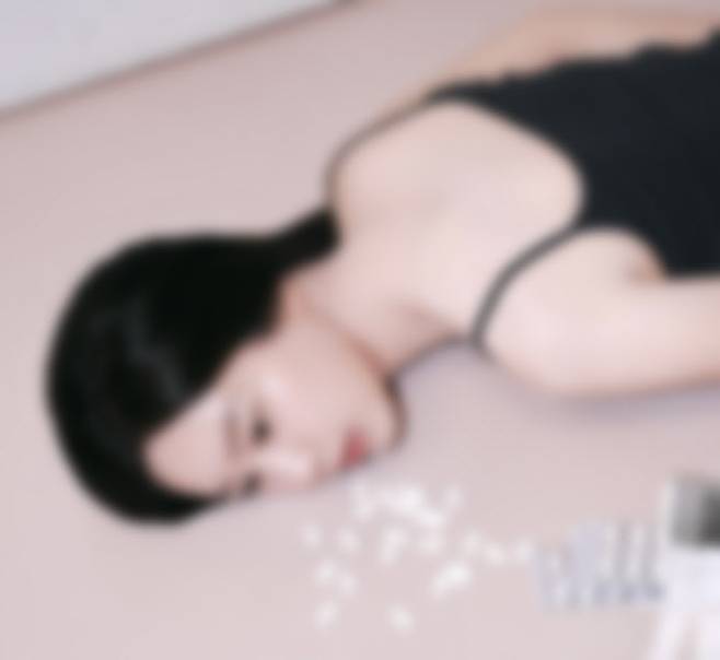 한 화장품 브랜드의 약물 중독·죽음 연상 광고사진. X(엑스) 갈무리