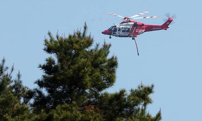 대구 북구 함지산 산불 재발화 현장에서 산불 진화용 헬기가 진화 작업을 하고 있다. 대구=연합뉴스
