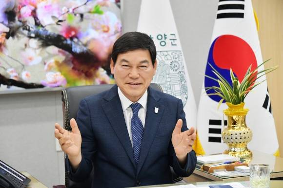 지난 4·2 재보궐선거를 통해 당선된 정철원 전남 담양군수가 30일 군청 집무실에서 서울신문과 인터뷰하며 군정 비전을 설명하고 있다. 담양군 제공