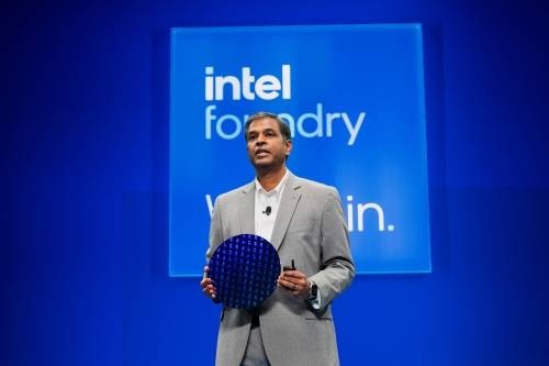 나가 찬드라세카란 인텔 파운드리 최고기술·운영 책임자가 4월 29일(현지시간) 미국 캘리포니아 산호세에서 열린 인텔 연례 제조기술 컨퍼런스에서 연설하고 있다. 로이터 연합뉴스
