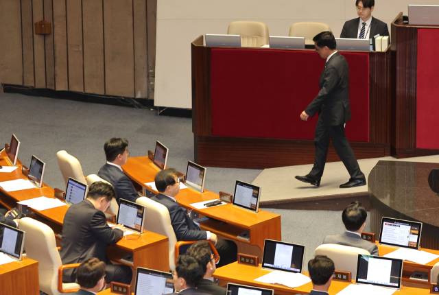 최상목 경제부총리 겸 기획재정부 장관이 1일 국회에서 열린 본회의에서 2025년도 제1회 추가경정예산안 표결 전 발언을 마친 뒤 자리로 향하고 있다. 연합뉴스