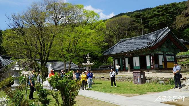 예산 수덕사를 찾아 해설사의 설명을 듣는 관광객들. 수덕사는 충남 지역의 대표 불교 명소인데다, 경관이 빼어나고 사찰 내 문화재가 많다 보니 늘 관광객이 북적인다 충남|김재범 기자 oldfield@donga.com