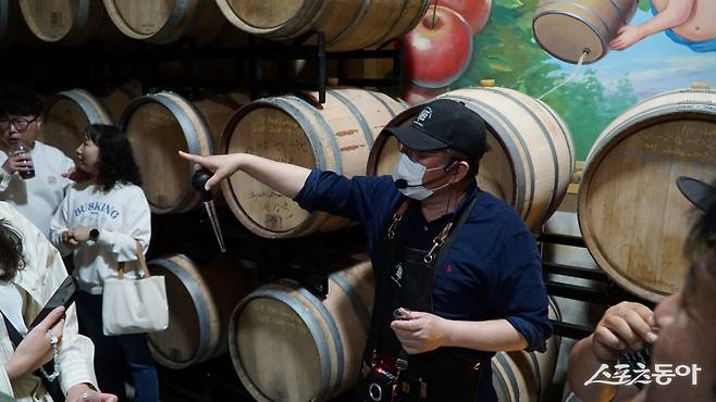 방문객들에게 사과술에 대해 설명하는 예산 은성농원의 정제민 대표. 사과술 시드르와 칼바도스를 생산, 판매하는 곳으로 이곳을 방문하면 시음과 투어 프로그램에 참여할 수 있다 충남|김재범 기자 oldfield@donga.com