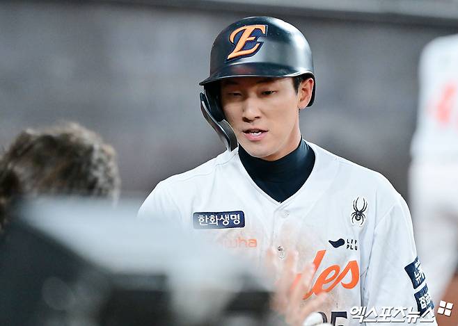 한화 내야수 황영묵은 30일 대전한화생명볼파크에서 열린 '2025 신한 SOL Bank KBO 리그' LG와 정규시즌 다섯 번째 맞대결에서 7회말 대타로 교체 출전했다. 구원 투수 김진성 상대 우측 담장을 넘어가는 결승 2점포를 터트려 팀 승리에 힘을 보탰다. 엑스포츠뉴스 DB