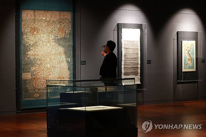 고려대학교 개교 120주년 기념 특별전 (서울=연합뉴스) 진연수 기자 = 30일 오후 서울 성북구 고려대학교 박물관에서 열린 개교 120주년 기념 특별전 '120년의 高·動(고·동), 미래 지성을 매혹하다'에서 참석자들이 전시를 둘러보고 있다. 2025.4.30 jin90@yna.co.kr