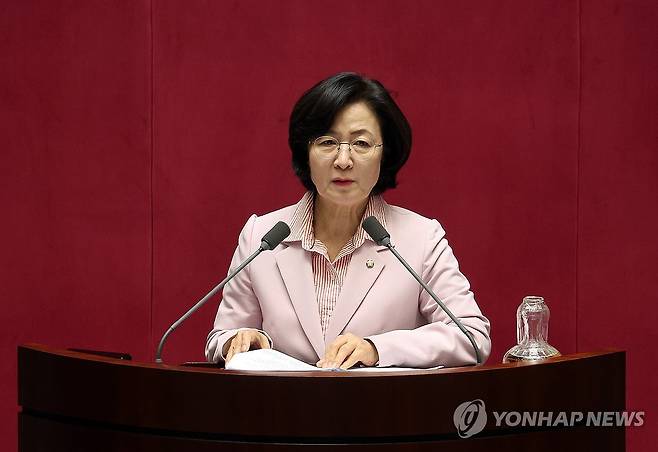 제안 설명하는 추미애 의원 (서울=연합뉴스) 박동주 기자 = 더불어민주당 추미애 의원이 15일 국회 본회의에서 헌법재판소 재판관 이완규, 함상훈 지명 철회 촉구 결의안 관련 제안 설명을 하고 있다. 2025.4.15 pdj6635@yna.co.kr