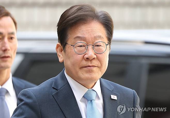 이재명 전 대표 법원 출석 (서울=연합뉴스) 김성민 기자 = 더불어민주당 이재명 전 대표가 15일 서울 서초구 서울중앙지방법원에서 열린 '대장동 배임·성남FC 뇌물' 1심 공판에 출석하고 있다. 2025.4.15 ksm7976@yna.co.kr