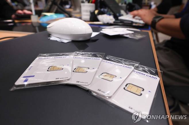 유심 교체 시작한 SKT…재고 부족에 혼란 예상 (서울=연합뉴스) 서대연 기자 = 가입자 유심(USIM) 정보를 탈취당한 SK텔레콤이 유심 무료교체 서비스를 시작한 28일 서울 시내 한 SKT 대리점에 유심이 놓여있다.
SK텔레콤은 현재 약 100만개의 유심을 보유하고 있고 다음 달 말까지 약 500만개의 유심을 추가로 확보할 예정이라고 전날 밝혔다. 교체 대상자는 SK텔레콤 가입자 2천300만명과 이 회사 망을 사용하는 알뜰폰 가입자 187만명을 합해 모두 2천500만명에 달하는 것으로 나타났다. 2025.4.28 dwise@yna.co.kr