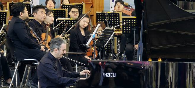이탈리아 국민 피아니스트로 불리는 천재 피아노 연주자인 안드레아 바께티가 '2025 피아노섬 축제' 개막식에서 축하 연주를 하고 있다. ⓒ제주의소리 김봉현 선임기자