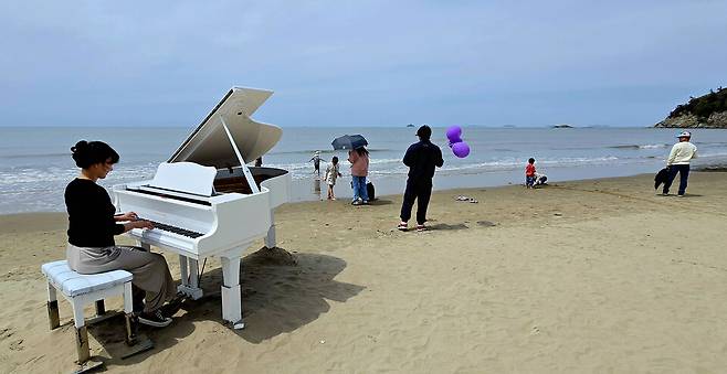 신안군 자은도 피아노섬에서 열린 '2025 피아노섬 축제'를 찾은 이름 모를 피아니스트의 '섬 집 아기' 연주가 양산해변 파도소리와 하모니가 되어 바다가 불러주는 자장노래처럼 들린다. ⓒ제주의소리 김봉현 선임기자