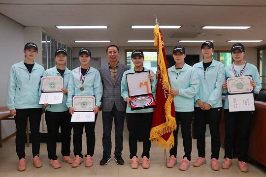 지난해 동아일보기 대회에서 2연패를 달성한 NH농협은행. 대한소프트테니스협회 제공