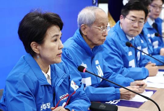 강금실 더불어민주당 총괄선대위원장이 오늘(2일) 서울 여의도 중앙당사에서 열린 중앙선거대책위원회의에서 발언하고 있다. (출처 : 뉴스1)