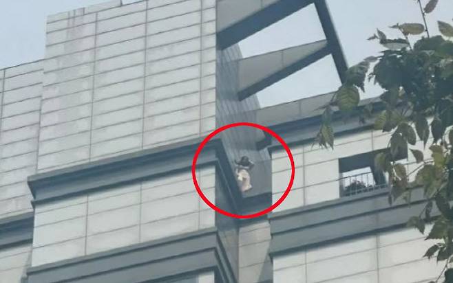 투신 소동을 번인 여성의 모습(사진=뉴스1)