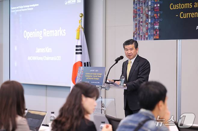 제임스 김 주한미국상공회의소(AMCHAM·암참) 회장 겸 대표이사가 30일 암참과 태평양이 공동 주최한 '암참 인사이트 세션'에서 발언하고 있다.(암참 제공)