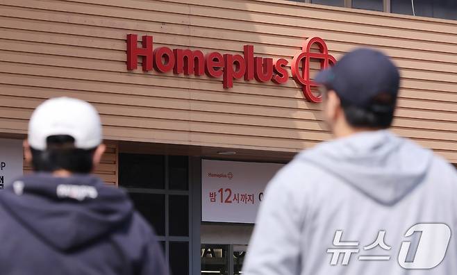 20일 서울의 한 홈플러스 매장 앞으로 시민이 이동하고 있다. 2025.3.20/뉴스1 ⓒ News1 박지혜 기자
