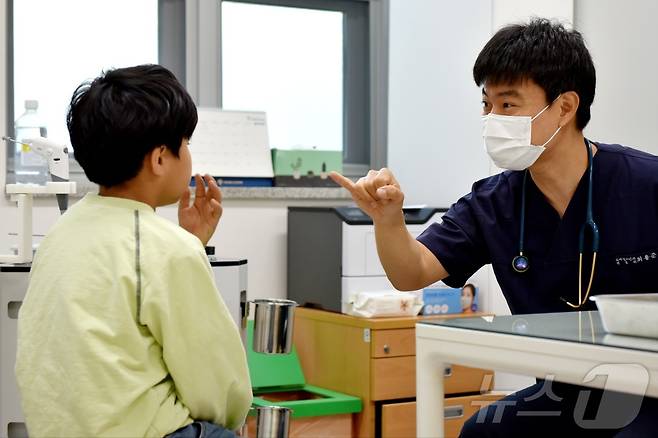 2일 오전 전남 곡성보건의료원에 마련된 소아과 진료실에서 아이들이 진료를 받고 있다. 곡성은 1960년 소아과 전문의 제도가 생긴 이래 이날 처음으로 상시 소아과가 들어섰다.2025.5.2/뉴스1 ⓒ News1 김동수 기자