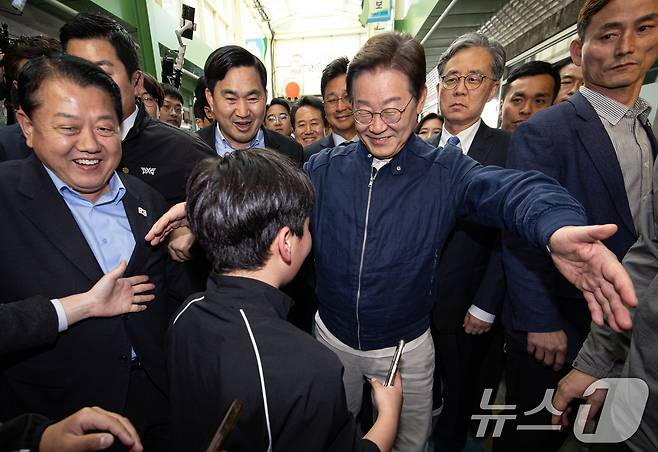 '골목골목 경청투어 : 접경벨트편'에 나선 이재명 더불어민주당 대통령 후보가 2일 오후 강원 인제군 북면 원통시장에서 한 어린이를 안아주고 있다. ⓒ News1 이재명 기자