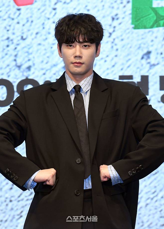 배우 이준영이 29일 서울 구로구 더 세인트에서 진행된 KBS2 수목드라마 ‘24시 헬스클럽’ 제작발표회에서 취재진을 향해 포즈를 취하고 있다. 박진업 기자 upandup@sportsseoul.com