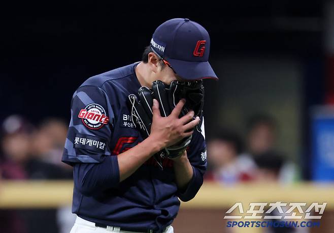 30일 서울 고척스카이돔에서 열린 키움 히어로즈와 롯데 자이언츠의 경기. 롯데 박세웅이 5회를 마친 뒤 아쉬워하고 있다. 고척=박재만 기자 pjm@sportschosun.com/2025.04.30/