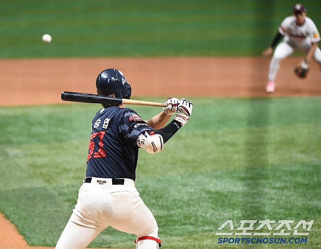 1일 서울 고척스카이돔에서 열린 롯데-키움전. 1회초 무사 만루 나승엽이 2타점 적시타를 치고 있다. 고척=정재근 기자 cjg@sportschosun.com/2025.5.1/