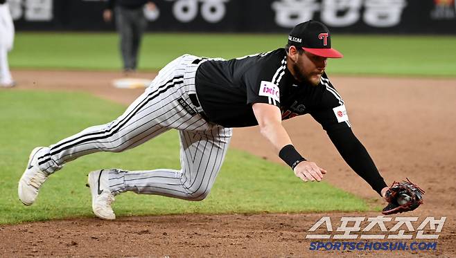 타구를 잡은 오스틴이 한발 앞서 몸을 날리고