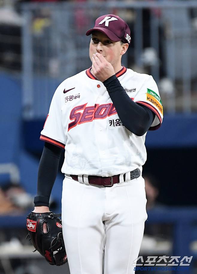 9일 서울 고척스카이돔에서 열린 키움 히어로즈와 LG 트윈스의 경기. 키움 로젠버그가 퍼펙트가 깨지자 아쉬워하고 있다. 고척=박재만 기자 pjm@sportschosun.com/2025.04.09/
