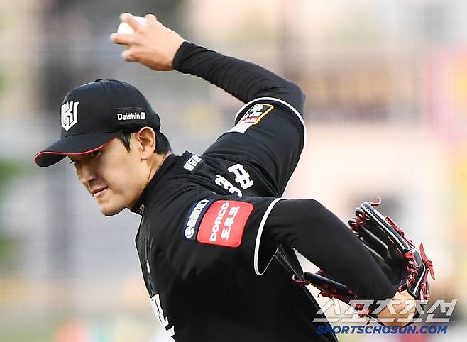 15일 광주 기아 챔피언스필드에서 열린 KT-KIA전. 선발투수 KT 고영표가 투구하고 있다. 광주=정재근 기자 cjg@sportschosun.com/2025.4.15/