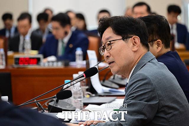 박범계 더불어민주당 의원은 대법원이 이재명 대선 후보의 공직선거법 위반 사건을 소부에 배당하기 전에 전원합의체 심리기일을 먼저 지정한 정황이 있다며 절차상 의혹을 제기했다. /남윤호 기자